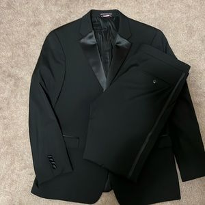 TOMMY HILFIGER Men’s Black Tuxedo! 42 Jacket and 34x32 Pants! Like new!!